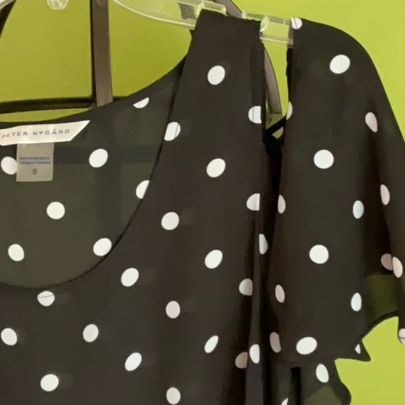 💖Peter Nygard black/white polka dot top with peek a boo shoulders - Picture 4 of 4
